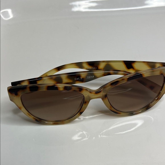Elegant Tortoise Shell Sunglasses - Picture 4 of 6